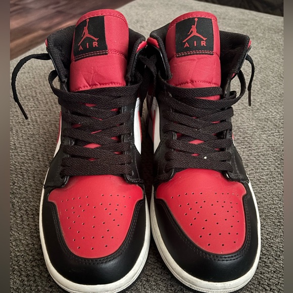 Jordan 1 mid bred toe mens sneaker